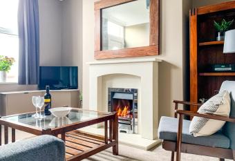 Maple House - Free Parking - Holiday Home - Sleeps 12 With Sister Property has Balcony rooms