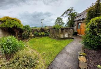 Farmstyle Cottage has Balcony rooms