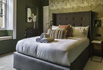 Clifton 32 - Garden Flat with Hot Tub - Hopewell allows 18 year olds to book a room