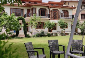 Moses Home Stay has Balcony rooms