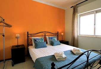 Portim  o Classic With Pool by Homing allows 18 year olds to book a room