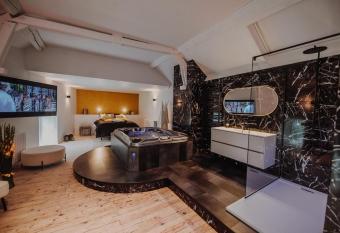 Quinze suites et wellness de luxe allows 18 year olds to book a room