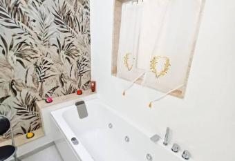 Casa Ciuzza has rooms with a private hot tub