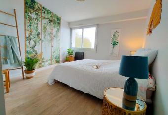 Luxe Tropical - Appartement Edouard - Royan centre allows 18 year olds to book a room