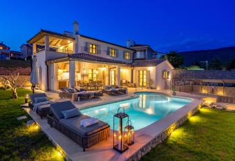 Villa Leucolea with pool has Balcony rooms