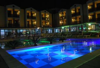 River Park Hotel allows 18 year olds to book a room