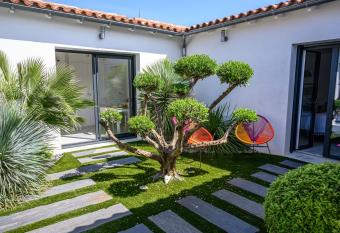 Le Clos des Fantaisies has Balcony rooms