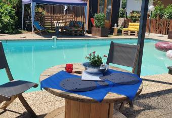 Villa Perran R  sidence has rooms with a private hot tub