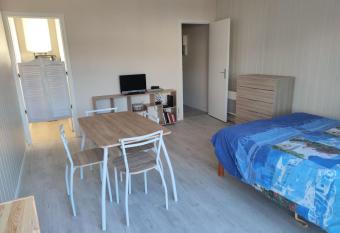 Studio proche centre-ville allows 18 year olds to book a room