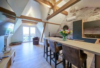 LOFT neuf avec bain jacuzzi et terrasse has rooms with a private hot tub