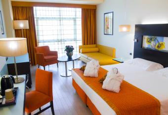 Hotel Mercure Siracusa has rooms with a private hot tub