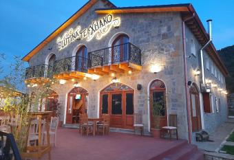 Bujtina Te Xhako has Balcony rooms