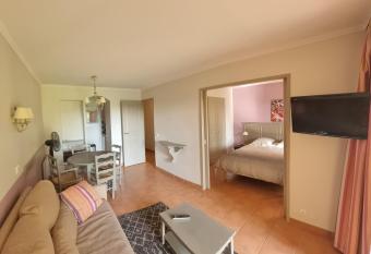 H  tel du Golf de Pont Royal - appartement paisible rez de jardin - terrasse & piscine has Balcony rooms