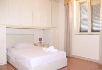 Mary Home 3 a pochi passi dalla Reggia di Caserta has Balcony rooms