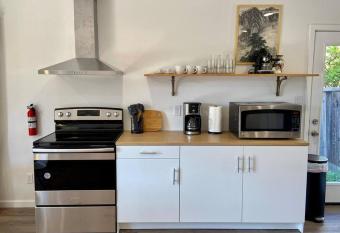 Spacious Bright Renovated 2 Bedroom 2 Bath Central has Balcony rooms