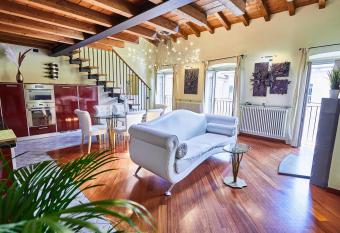 Luxury Design Loft - [Piazza Pontida] allows 18 year olds to book a room