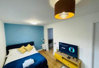 KENILWORTH STUDIO * GROUND FLOOR * PARKING allows 18 year olds to book a room