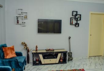 Thrivein Apartments - One bed apartment, 247 power, wifi, in a secure estate! allows 18 year olds to book a room