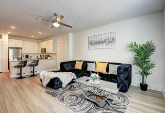 Upscale Getaway with Pool & Gym Netflix Disney has Balcony rooms