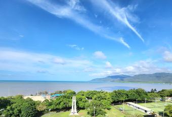 Cairns Luxury Seaview Apartment has Balcony rooms
