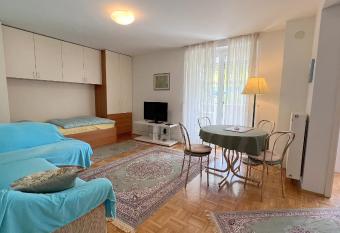 Relaxing 1BR Apartment w/ Balcony BRDE allows 18 year olds to book a room