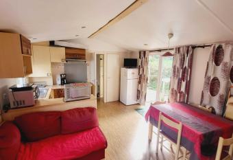 Le Brugmansia - Saint-Jean-de-Monts - Piscine Hammam Jacuzzi Sauna has rooms with a private hot tub