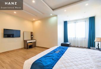 Noi Bai Hotel has rooms with a private hot tub