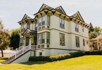 Royal Olive Manor allows 18 year olds to book a room