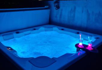Appartement Jacuzzi allows 18 year olds to book a room