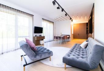 The Tourist 2BD/2BH APT, terrace+parking, by Cohost allows 18 year olds to book a room