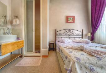 Papaz  n Kona     Pansiyon allows 18 year olds to book a room