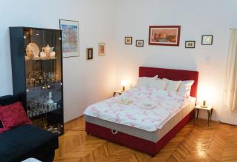 Artsy Ferhadija Studio Apartment allows 18 year olds to book a room