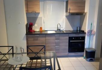 Jolie t2 am  nag  e et   quip  e village goelia 2 piscine chauff  e has Balcony rooms