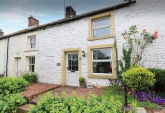 L al Cottage, Sockbridge allows 18 year olds to book a room