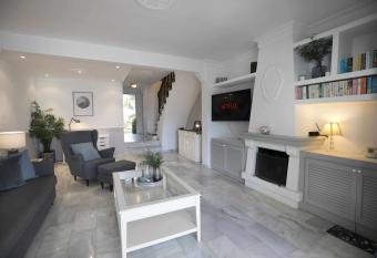 Casa Jardines del Sol J2 allows 18 year olds to book a room