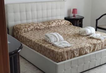 Mary Home 1 a pochi passi dalla Reggia di Caserta has Balcony rooms