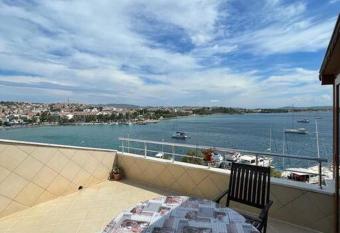 Dat  a Merkezde Denize S  f  r 2+1 allows 18 year olds to book a room