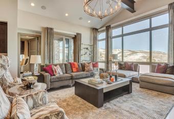 Gorgeous Five Bedroom Penthouse in the Heart of Park City apartment hotel has rooms with a private hot tub