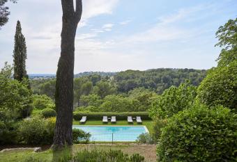 Appart13 piscine chauff  e de luxe Belvoir13    10 min d Aix allows 18 year olds to book a room