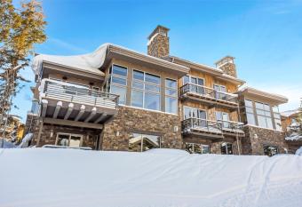 Luxury Five Bedroom Private Home with stunning Park City views home has rooms with a private hot tub