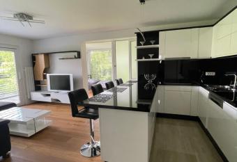 Sch  ne Gartenwohnung mit Carport und Terrasse! has Balcony rooms