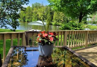 Large 1 Br Cottage, King Bed On The Lake has Balcony rooms