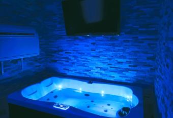 Studette avec SPA & Jacuzzi has rooms with a private hot tub