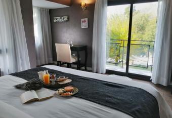 Atelier Hotel de Charme has rooms with a private hot tub