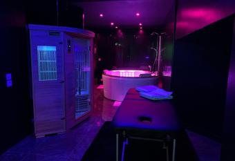 La Suite Marylin, Loft de 90m2 avec Sauna et Jacuzzi allows 18 year olds to book a room