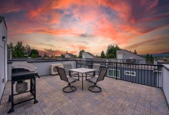 Brand New Townhome Rooftop Balcony - Penthouse has Balcony rooms