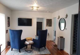 Cute Cottage-2 min from downtown Lincoln allows 18 year olds to book a room