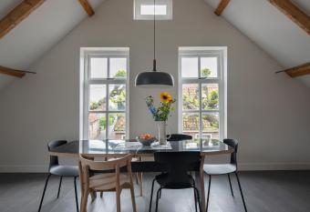 Schitterend appartement in dorpsstraat Langweer! has Balcony rooms