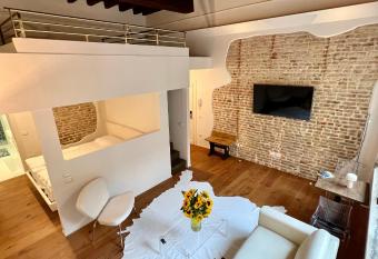 La Finestra Sul Ghetto has Balcony rooms