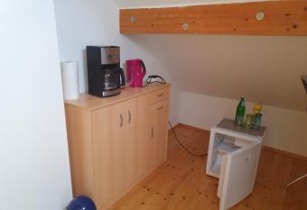 Hotel, Ferienwohnung, Zimmer allows 18 year olds to book a room